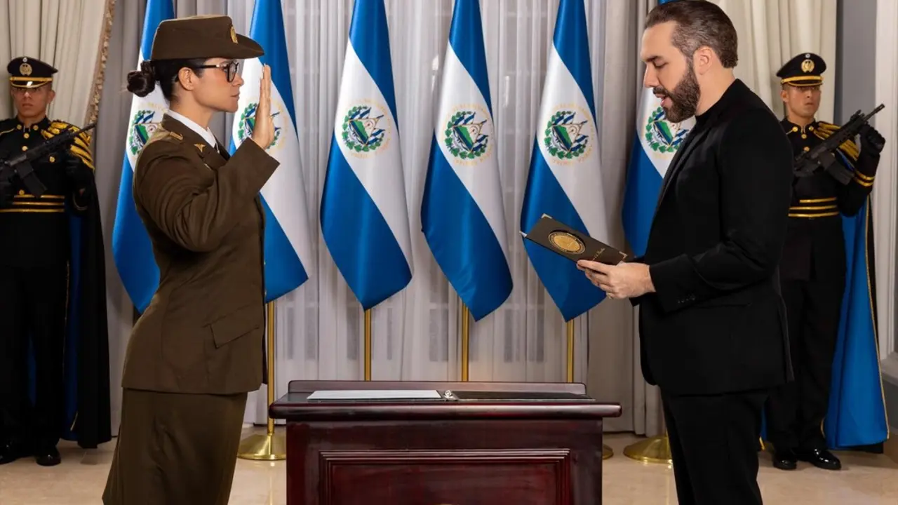 La nueva ministra de Educaci&oacute;n de El Salvador,, Karla Trigueros, toma posesi&oacute;n ante el presidente de El Salvador, Nayib Bukele. / EP