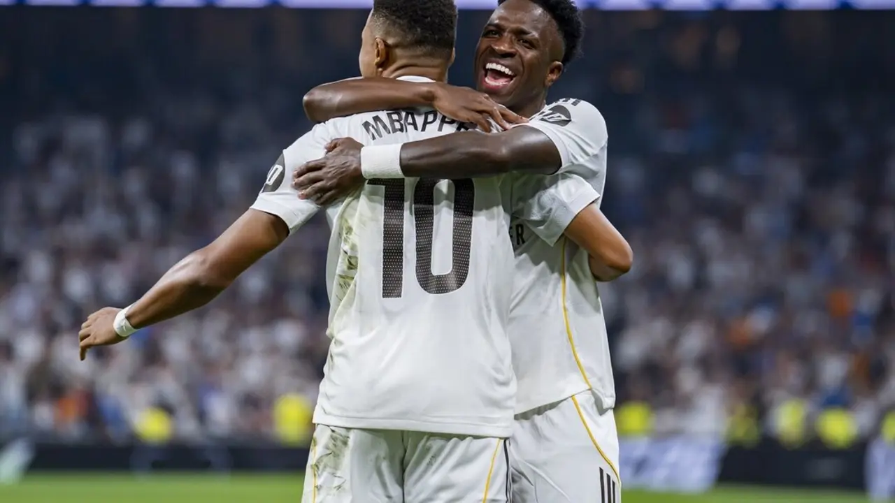 Vinicius y Mbapp&eacute; celebran el gol del franc&eacute;s / Alberto Gardin