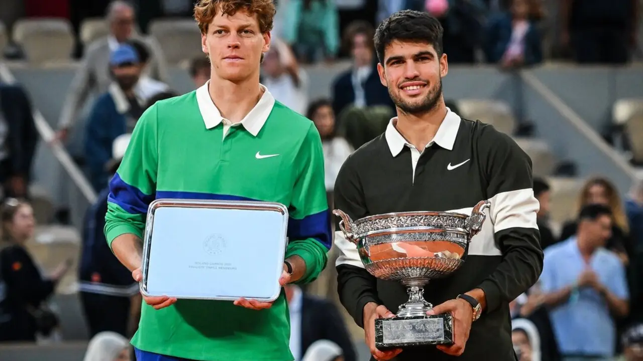 Carlos Alcaraz y Jannik Sinner tras Roland Garros. / EP