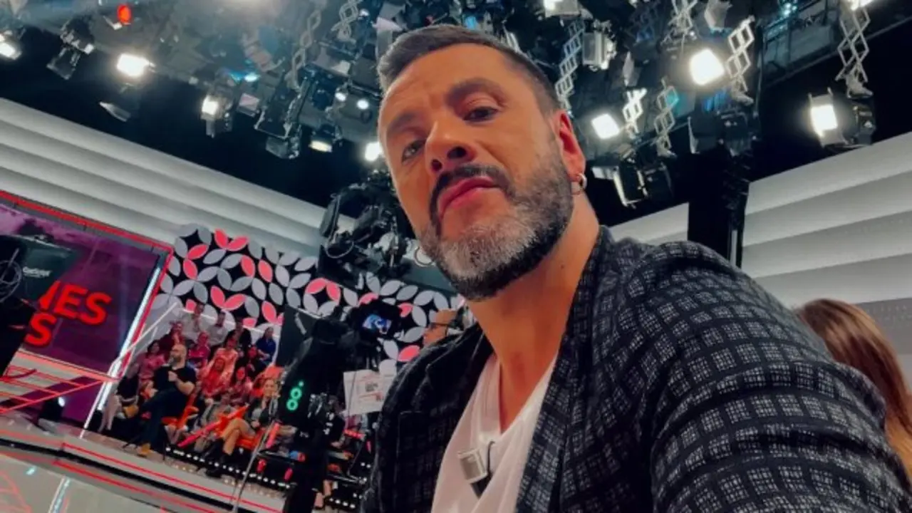 El periodista Javier Cid durante un programa en 'Y Ahora Sonsoles'. / @javiercid_