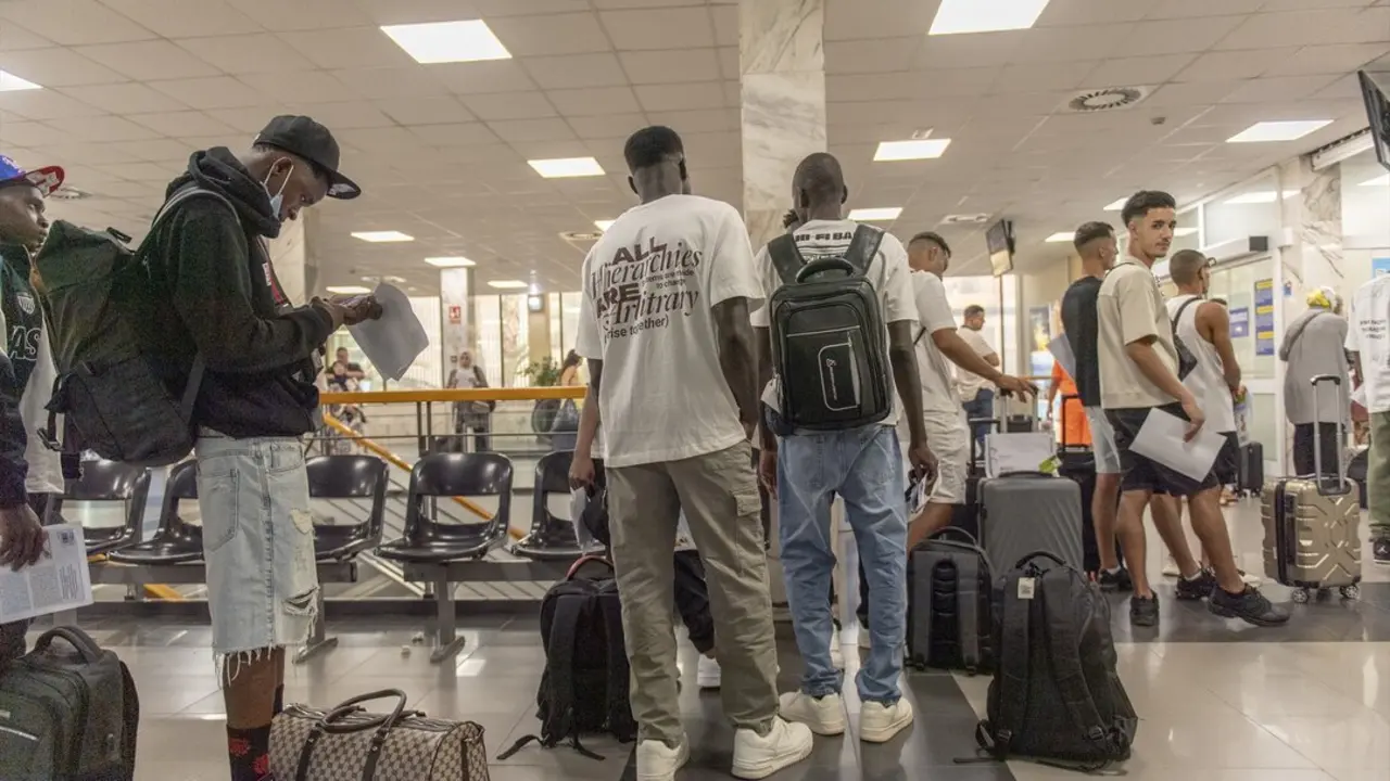 Decenas de migrantes embarcan para salir hacia la pen&iacute;nsula. / Antonio Sempere