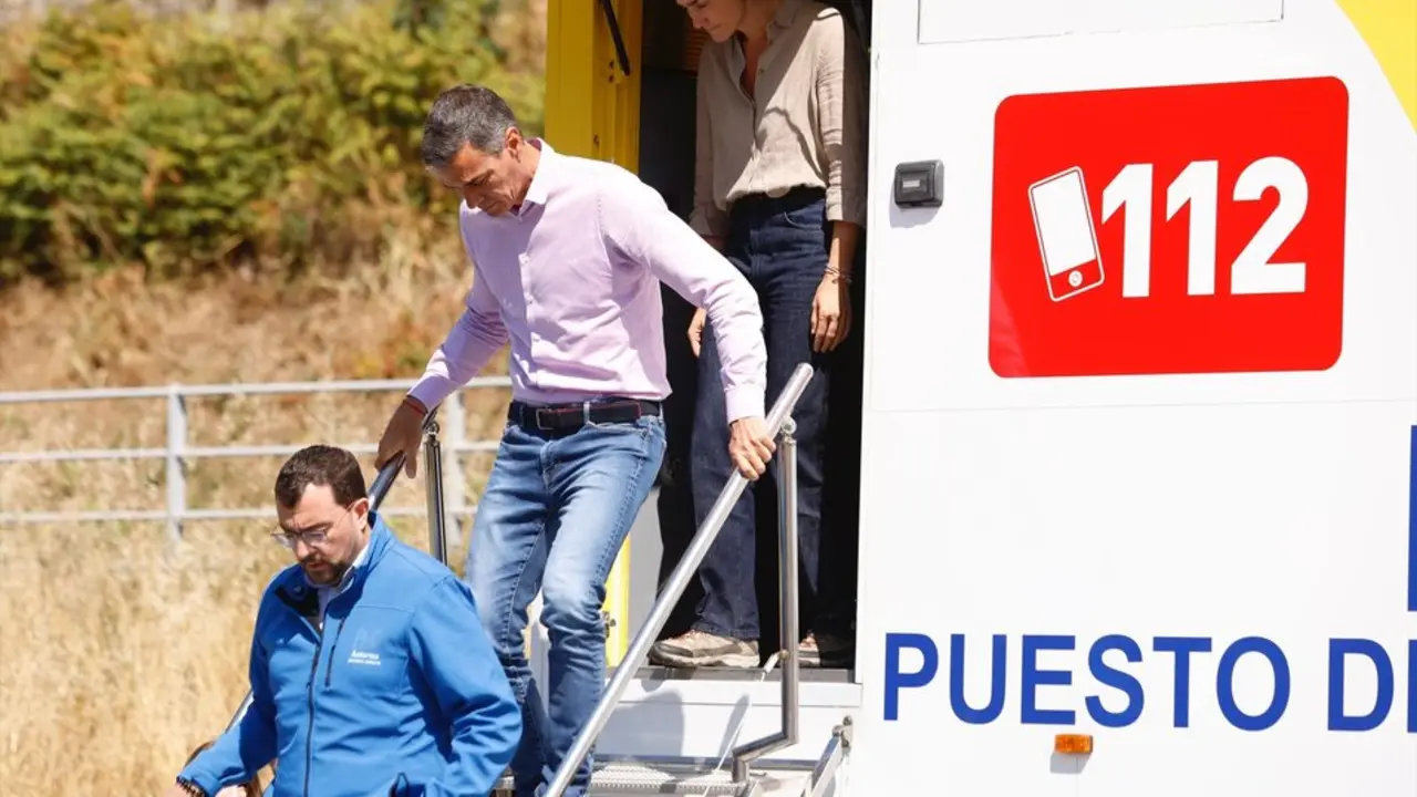 El presidente del Gobierno, Pedro S&aacute;nchez, acompa&ntilde;ado por el presidente del Principado de Asturias, Adri&aacute;n Barb&oacute;n. / Imanol Rimada