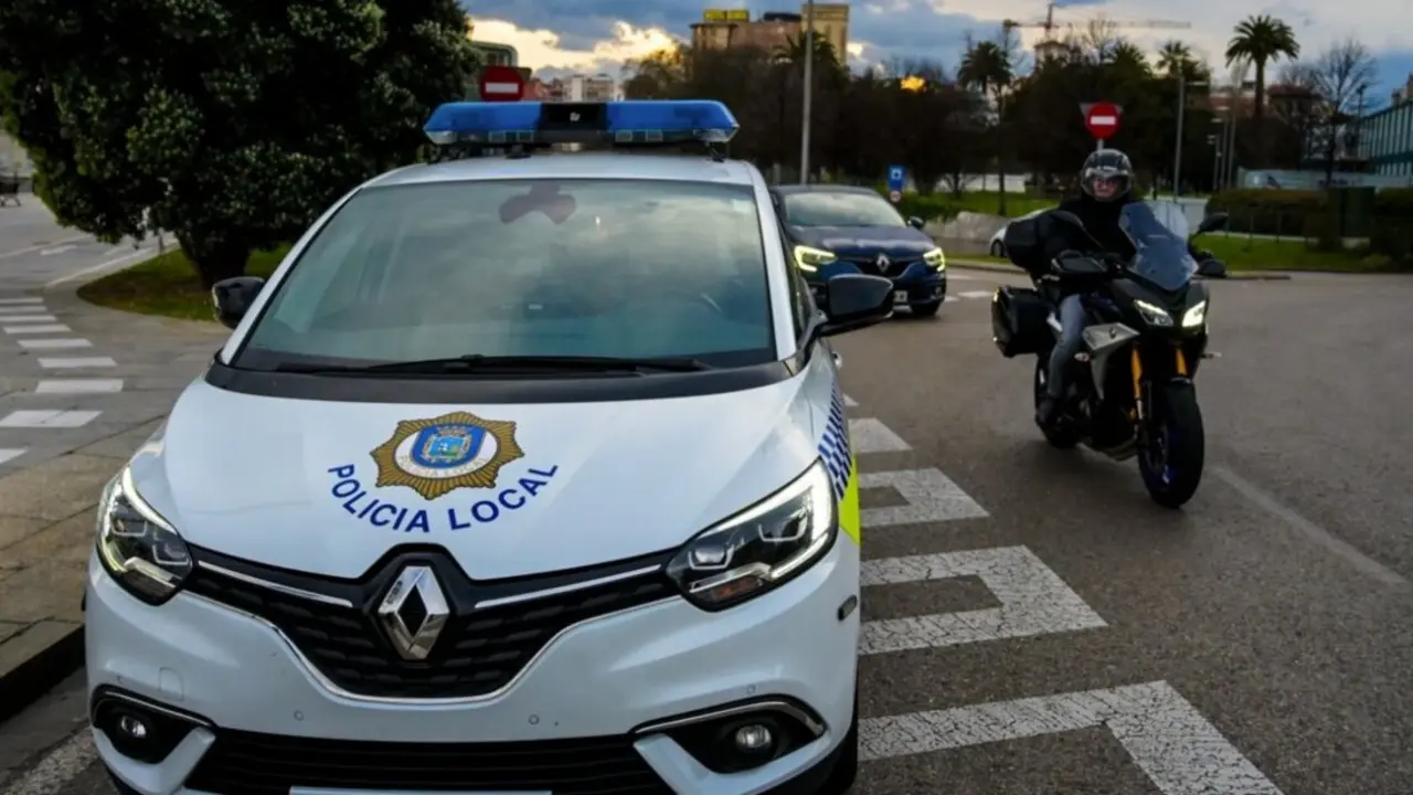 Veh&iacute;culo de la Polic&iacute;a Local de Santander. / Nacho Cubero