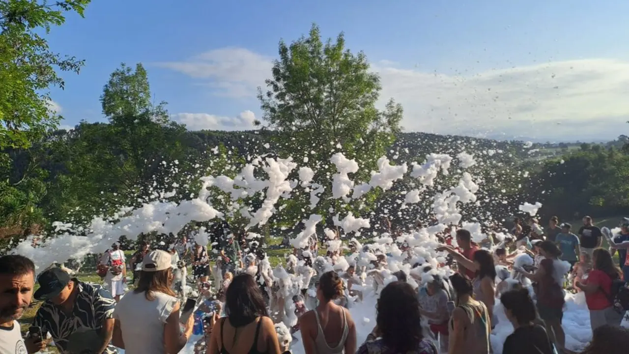Fiesta de la espuma ayer en Mogro. / A.M.