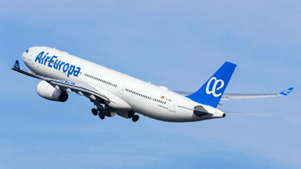 Uno de los aviones de Air Europa despega del aeropuerto Adolfo Suarez-Barajas. / x