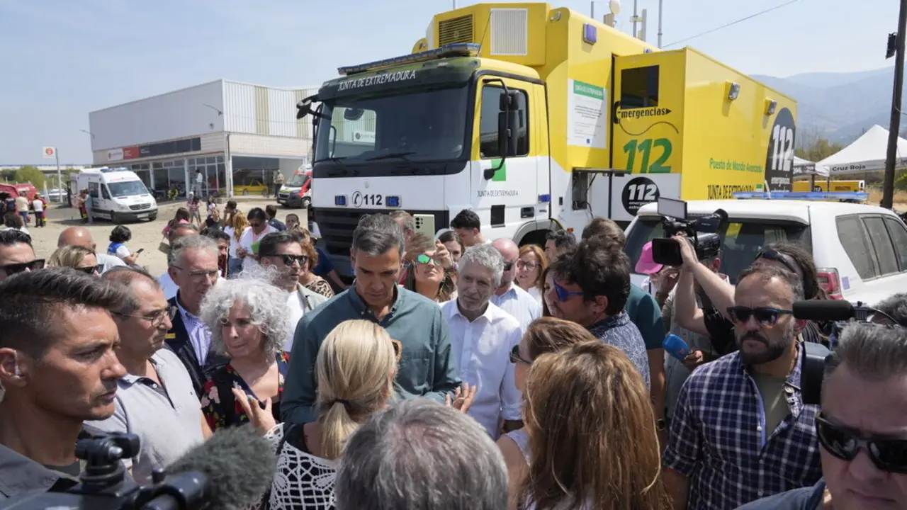 El presidente del Gobierno, Pedro S&aacute;nchez, junto a la presidenta de la Junta de Extremadura, Mar&iacute;a Guardiola. / Carlos Cuerpo