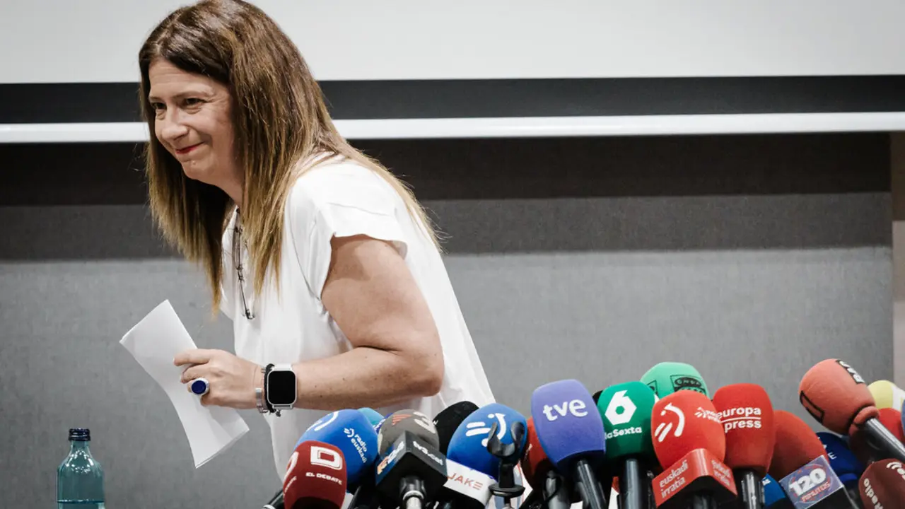 La exmilitante socialista Leire D&iacute;ez, tras una rueda de prensa. / Alerta / Archivo