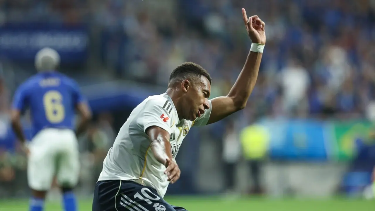 Kylian Mbapp&eacute; celebra uno de sus goles ante el Oviedo. / EP