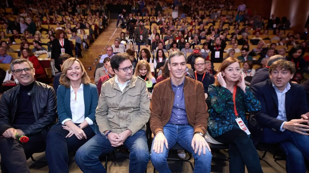 Varios cargos del PSOE durante un acto pol&iacute;tico. / Jes&uacute;s Hell&iacute;n