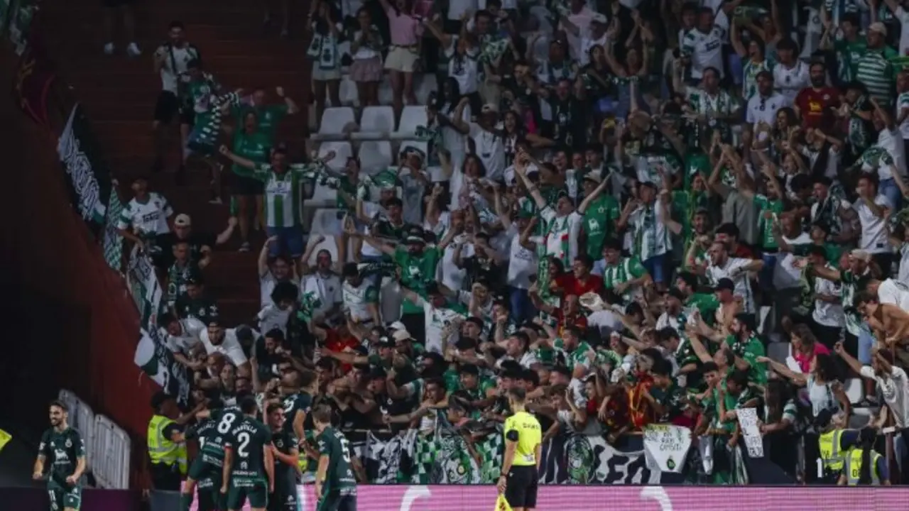 La afici&oacute;n del Racing celebra con euforia junto a los jugadores tras la victoria en el Carlos Belmonte. Uni&oacute;n total entre equipo y grada.
