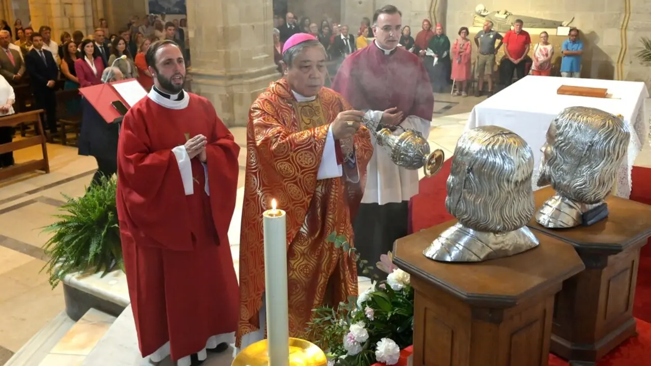 Misa en la Catedral de Santander en honor a los Santos M&aacute;rtires. / EP