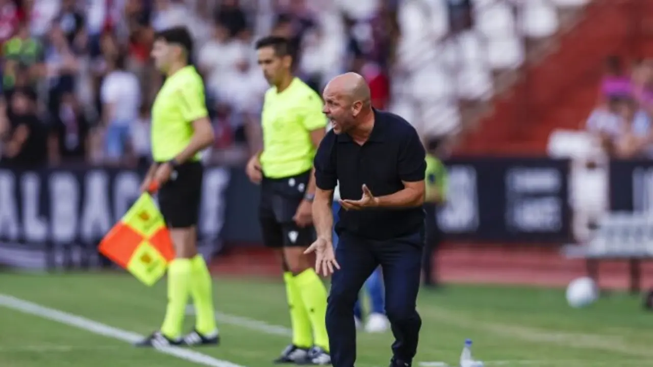 Jos&eacute; Alberto, en&eacute;rgico en la banda del Carlos Belmonte, dando indicaciones durante el vibrante duelo ante el Albacete.