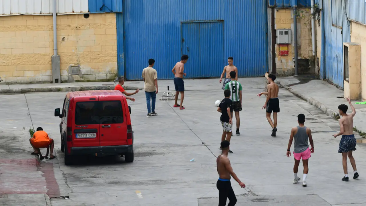 Varios menores extranjeros no acompa&ntilde;ados juegan al f&uacute;tbol. / EP