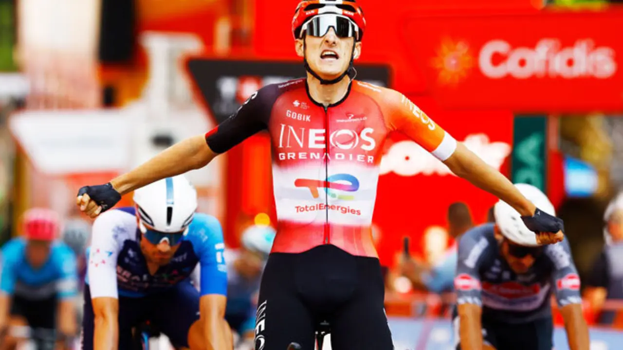 El ciclista brit&aacute;nico Ben Turner celebrando su triunfo en la cuarta etapa de La Vuelta 2025. / x