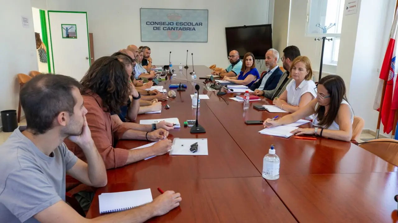 El consejero de Educaci&oacute;n, Sergio Silva, durante una reuni&oacute;n con la Junta de Personal Docente. / Alerta / Archivo