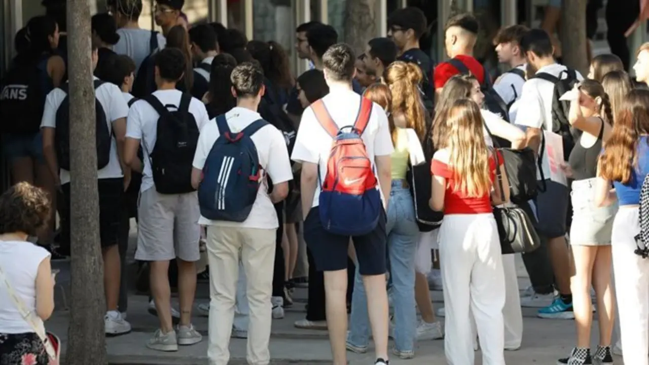 Varios j&oacute;venes universitarios. / EP