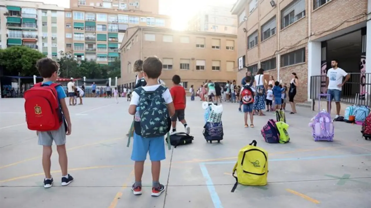 Varios ni&ntilde;os en el patio de un colegio. / EP