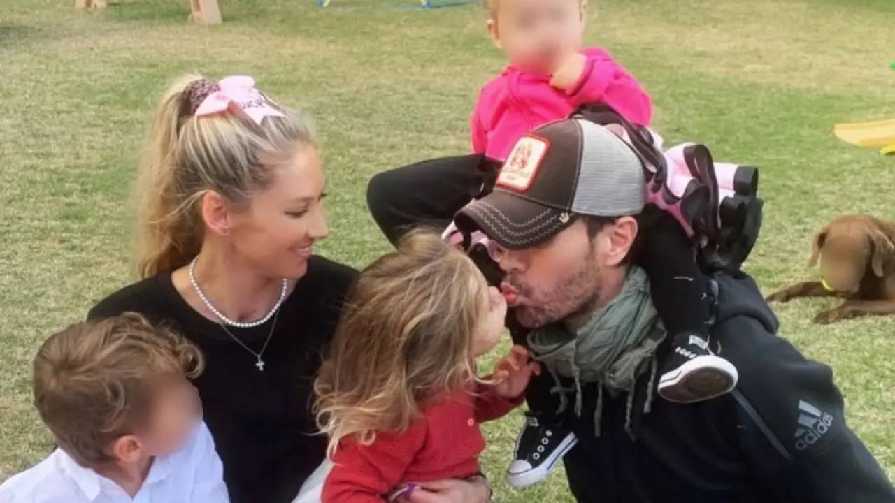 Enrique y Anna con sus tres hijos. / IG