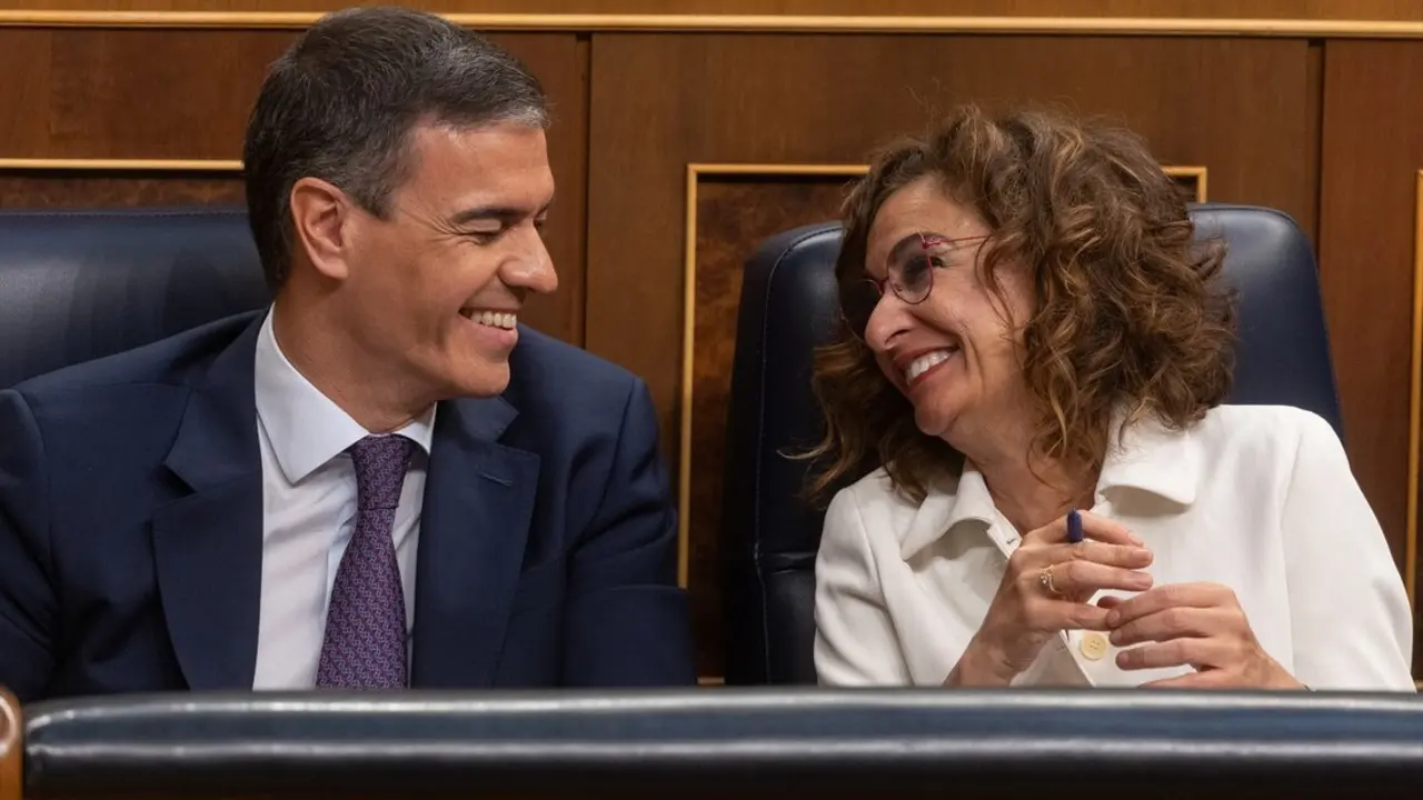 El presidente del Gobierno, Pedro S&aacute;nchez y la vicepresidenta primera y ministra de Hacienda, Mar&iacute;a Jes&uacute;s Montero. / Eduardo Parra