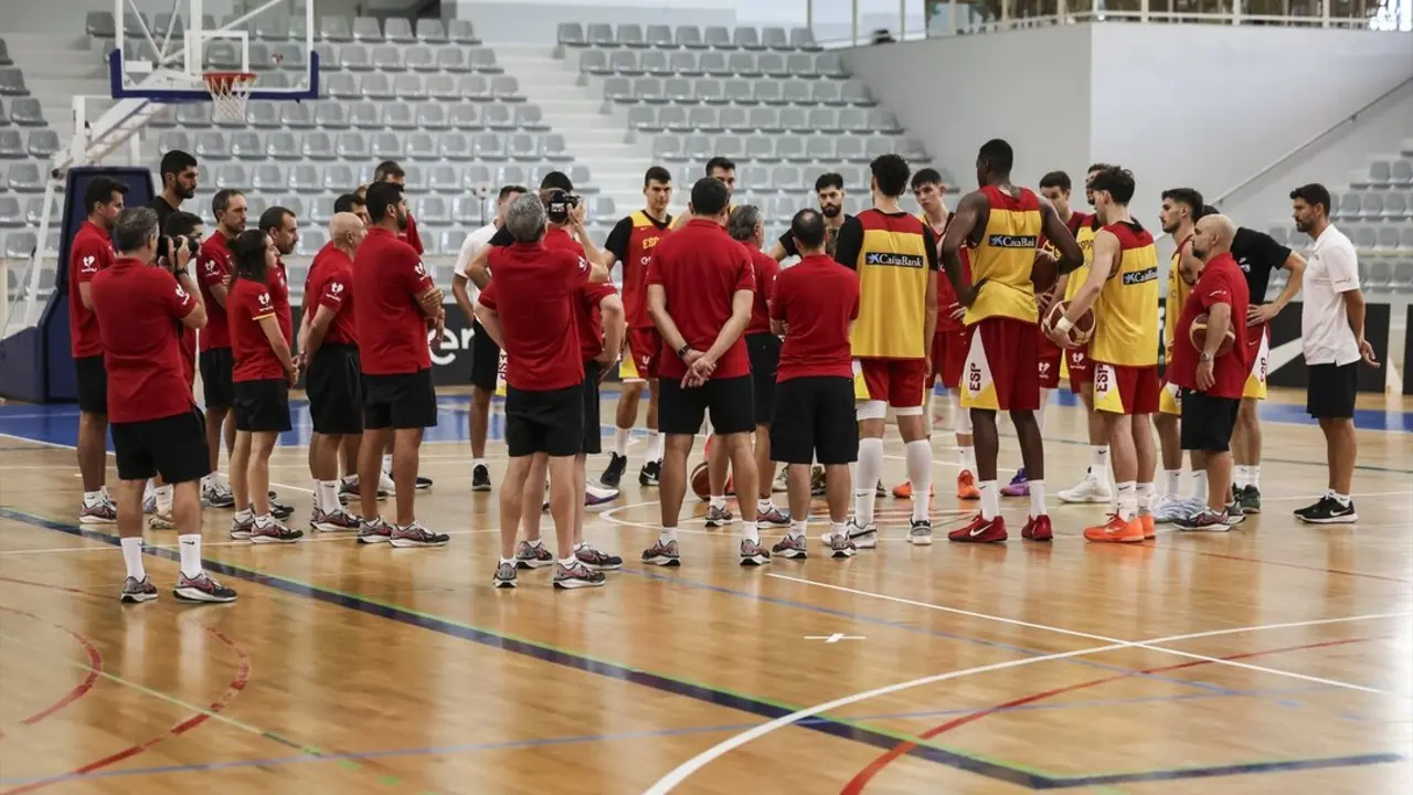 Los jugadores de Espa&ntilde;a durante un entrenamiento. / EP