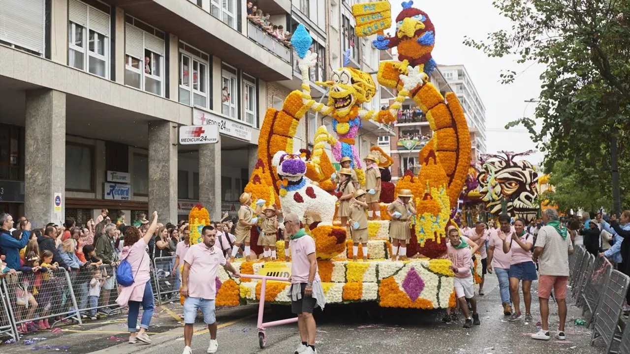Una de las carrozas durante el desfile de la Batalla de las Flores. / C&eacute;sar Ortiz