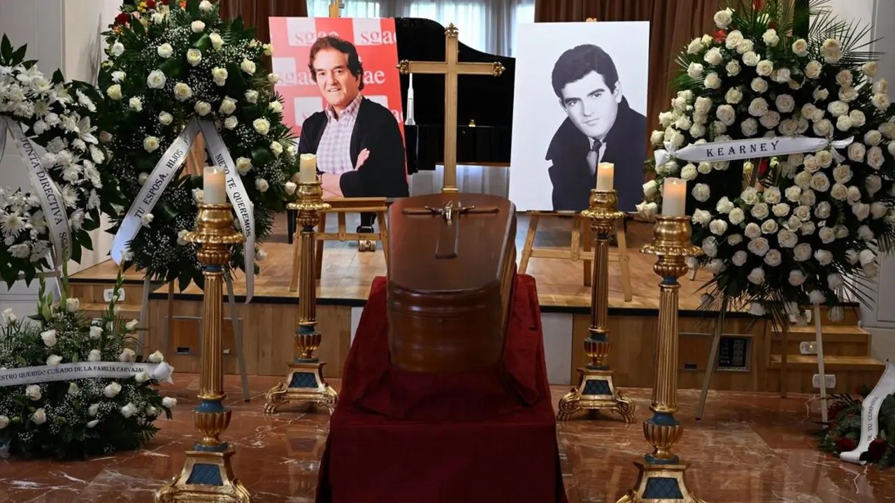 Imagen del f&eacute;retro con los restos mortales de Manuel de la Calva junto a retratos del cantante en la capilla ardiente situada en la SGAE. / Jos&eacute; Oliva