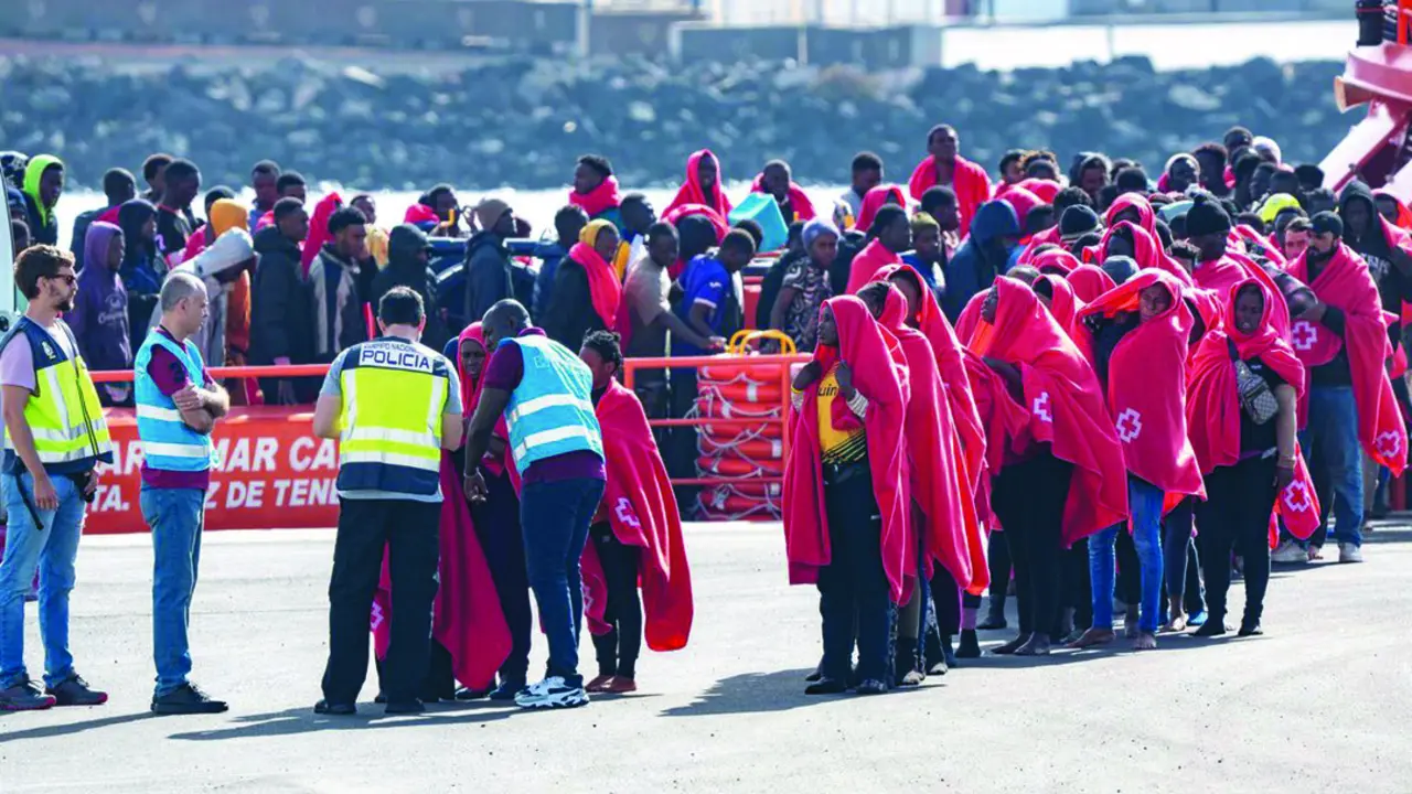 Los servicios sanitarios atienden a migrantes llegados en cayuco a Puerto Naos. / EP