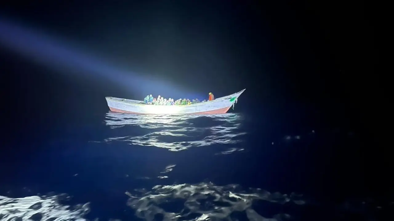 Patera rescatada a 4 millas de El Hierro. / S.M.