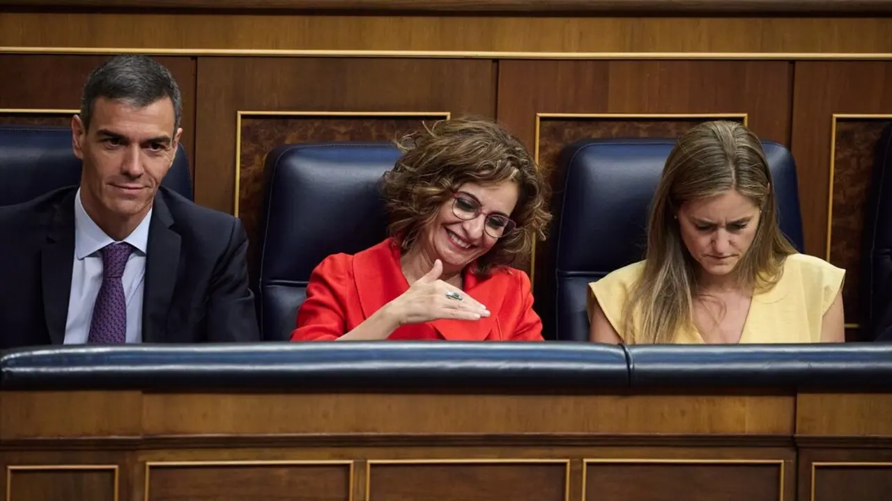 (I-D) El presidente del Gobierno, Pedro S&aacute;nchez, la ministra de Hacienda, Mar&iacute;a Jes&uacute;s Montero, y la ministra para la Transici&oacute;n Ecol&oacute;gica y el Reto Demogr&aacute;fico, Sara Aagesen, durante un pleno. / Jes&uacute;s Hell&iacute;n