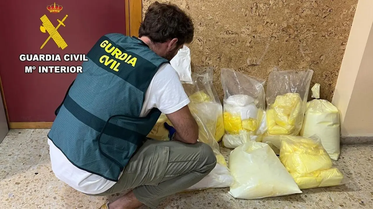 Detenidos dos hombres que transportaban 80 kilos de speed en una furgoneta en la A-67. / G.C.