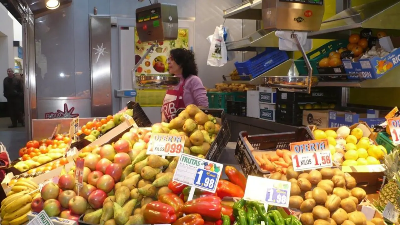 Una se&ntilde;ora en una fruteria. / EP
