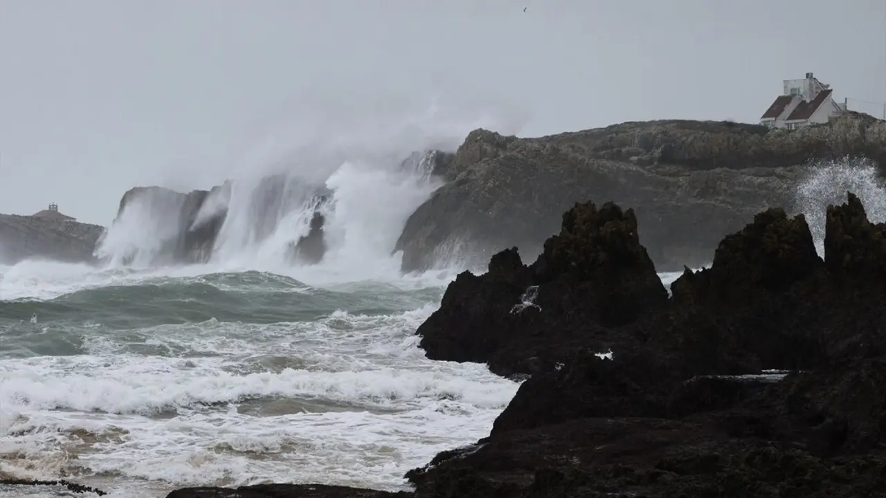 Llegada del temporal mar&iacute;timo de viento y lluvia a Cantabria. / C&eacute;sar Ortiz