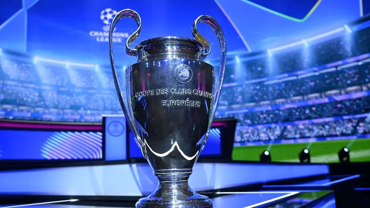 Imagen del trofeo de la Liga de Campeones durante el sorteo de la fase de liga 25-26. / William Cannarella