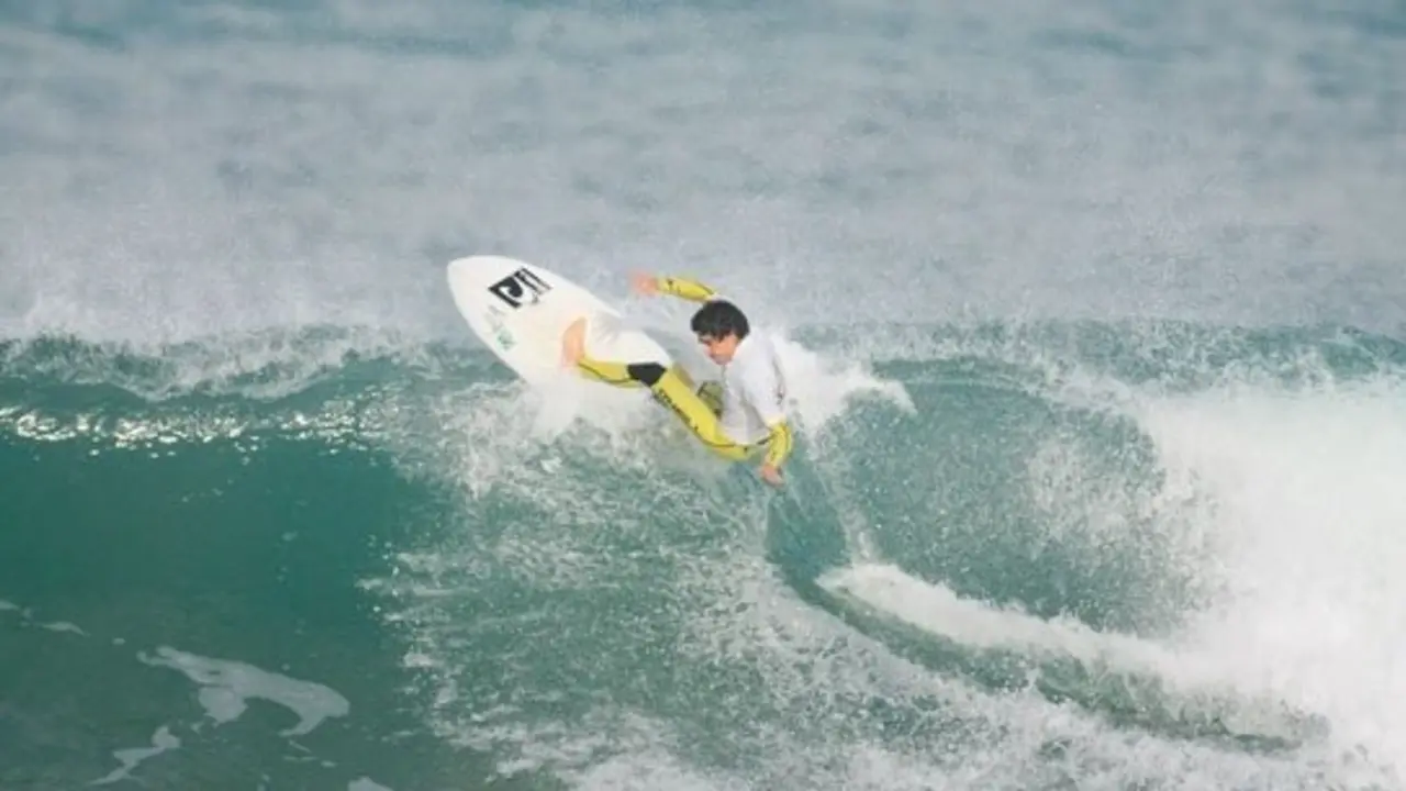 Una persona haciendo surf. / EP