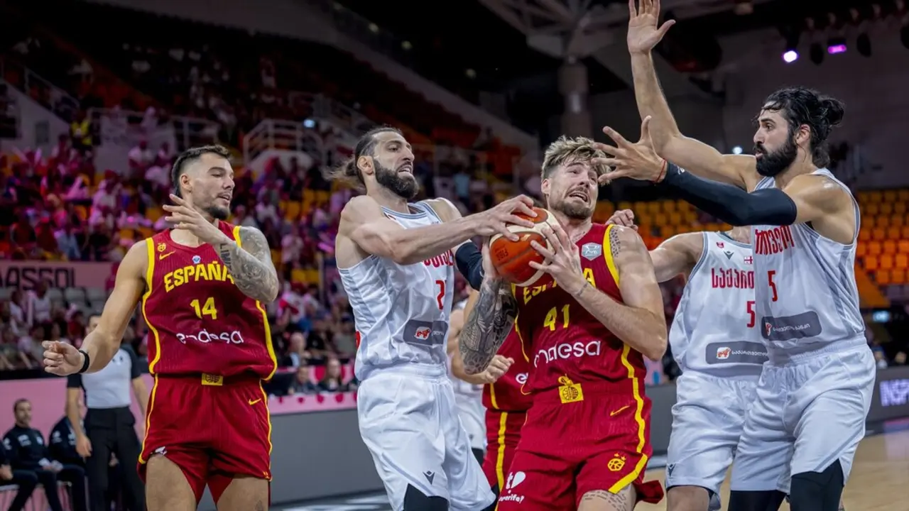 Juancho Hernang&oacute;mez intenta una canasta durante el Georgia-Espa&ntilde;a del Eurobasket 2025. / EP