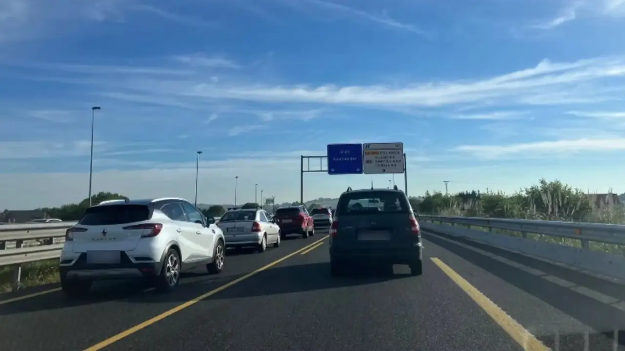 Varios coches en un atasco en la A-67. / A.E.