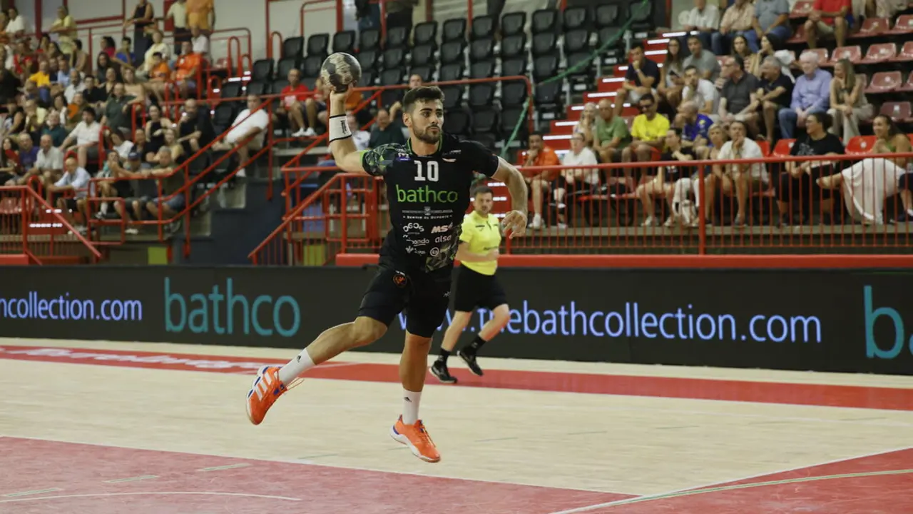 Un partido de BM Torrelavega en el Vicente Trueba. / L.P.