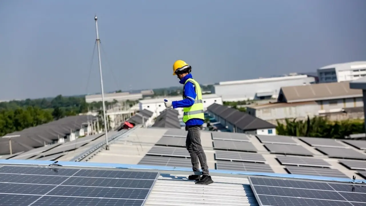 Operario instalando paneles solares. / EP