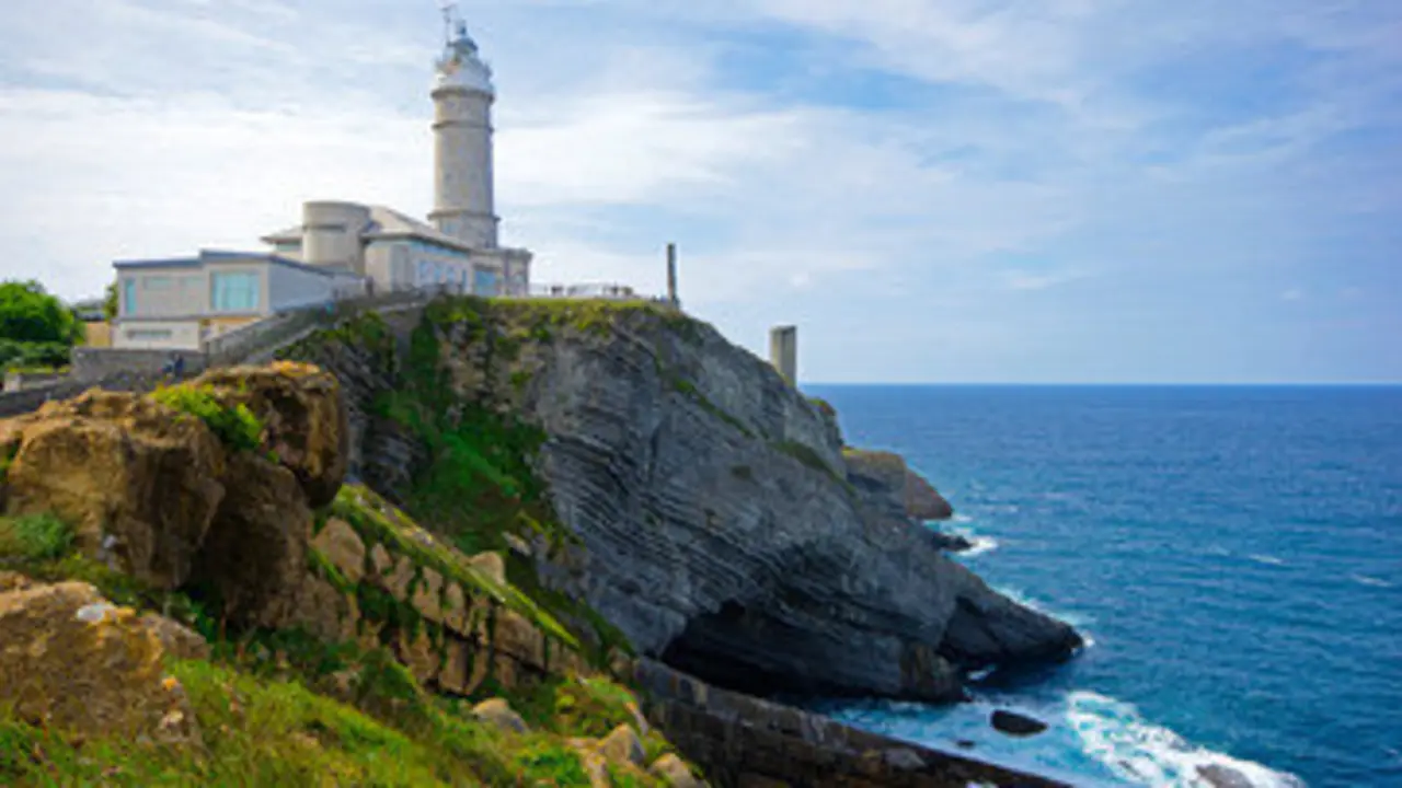 El faro sigue iluminando barcos, pero su antigua vivienda ilumina hoy a los visitantes con cultura, arte y memoria marinera. / A.S.P