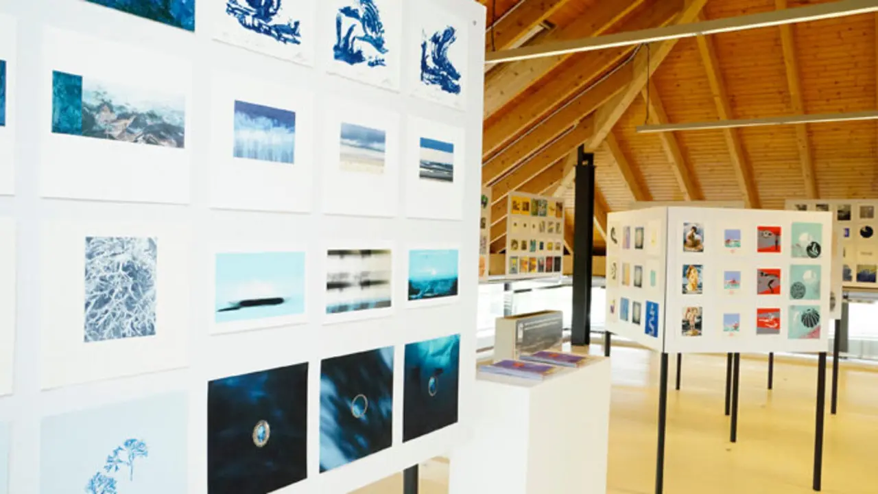 Obras de la exposici&oacute;n Mini Print Cantabria en una edici&oacute;n anterior. / x
