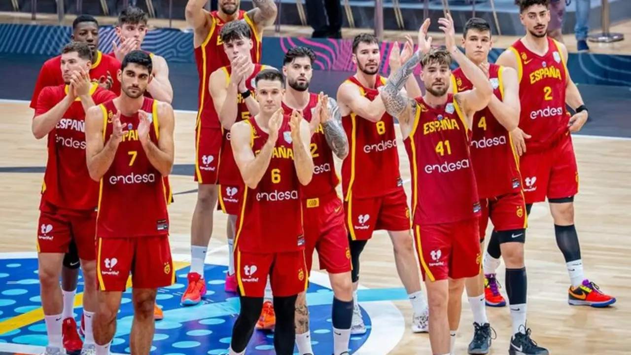 Los jugadores de Espa&ntilde;a de baloncesto tras caer en el primer partido del Eurobasket. / BaloncestoESP