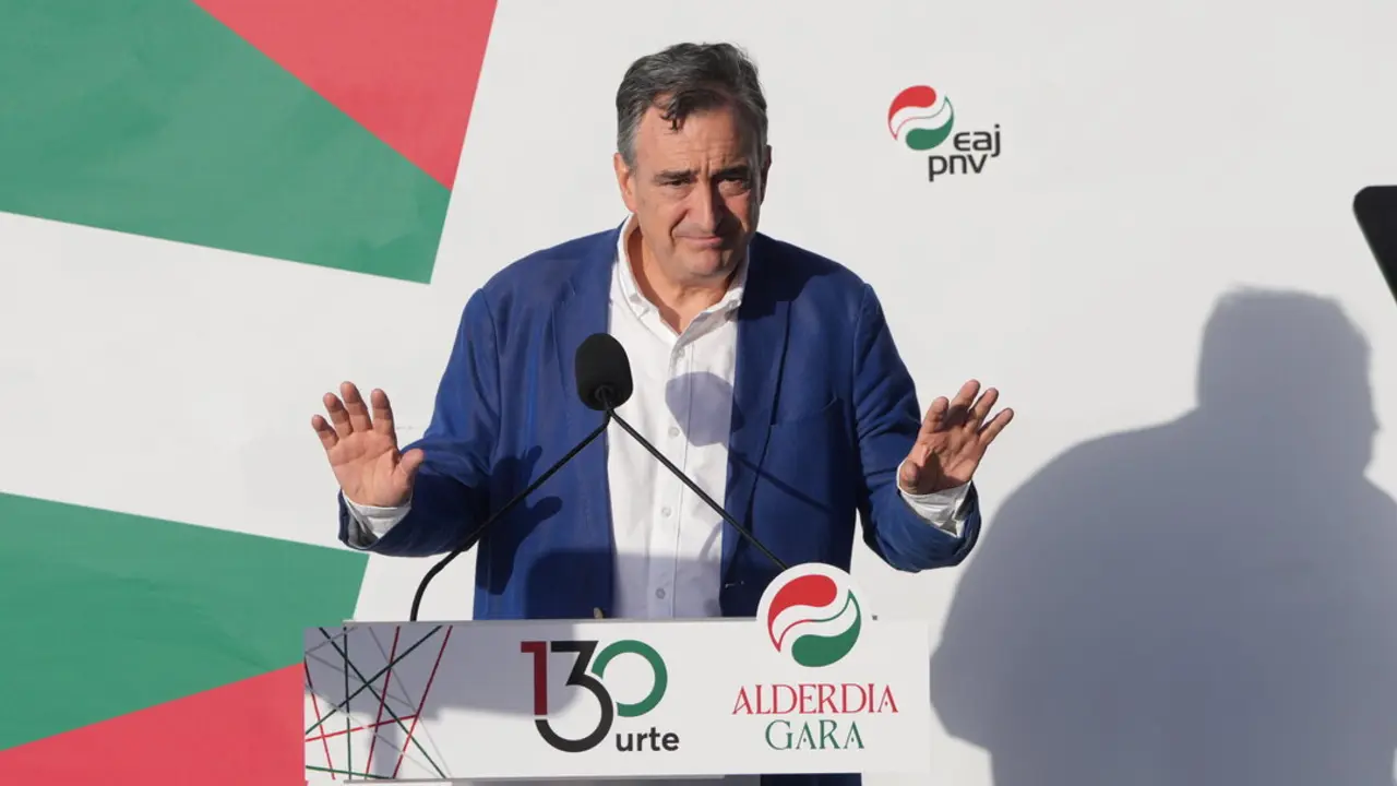 EuropaPress_6921923_presidente_ebb_aitor_esteban_interviene_acto_politico_pnv_malecon_zarautz