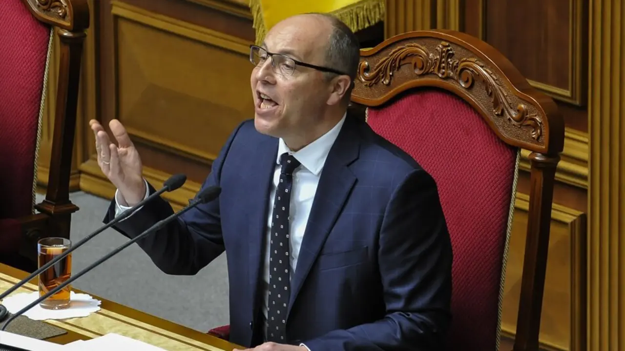 El presidente del Parlamento ucraniano, Andriy Parubiy, habla durante una sesi&oacute;n extraordinaria del Parlamento. / Sergei Chuzavkov