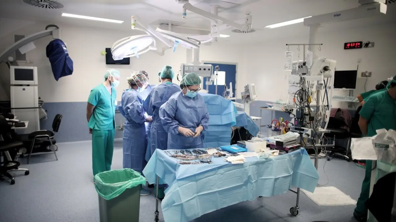 Personal sanitario del Hospital 12 de Octubre, momentos antes de una operaci&oacute;n. / Eduardo Parra