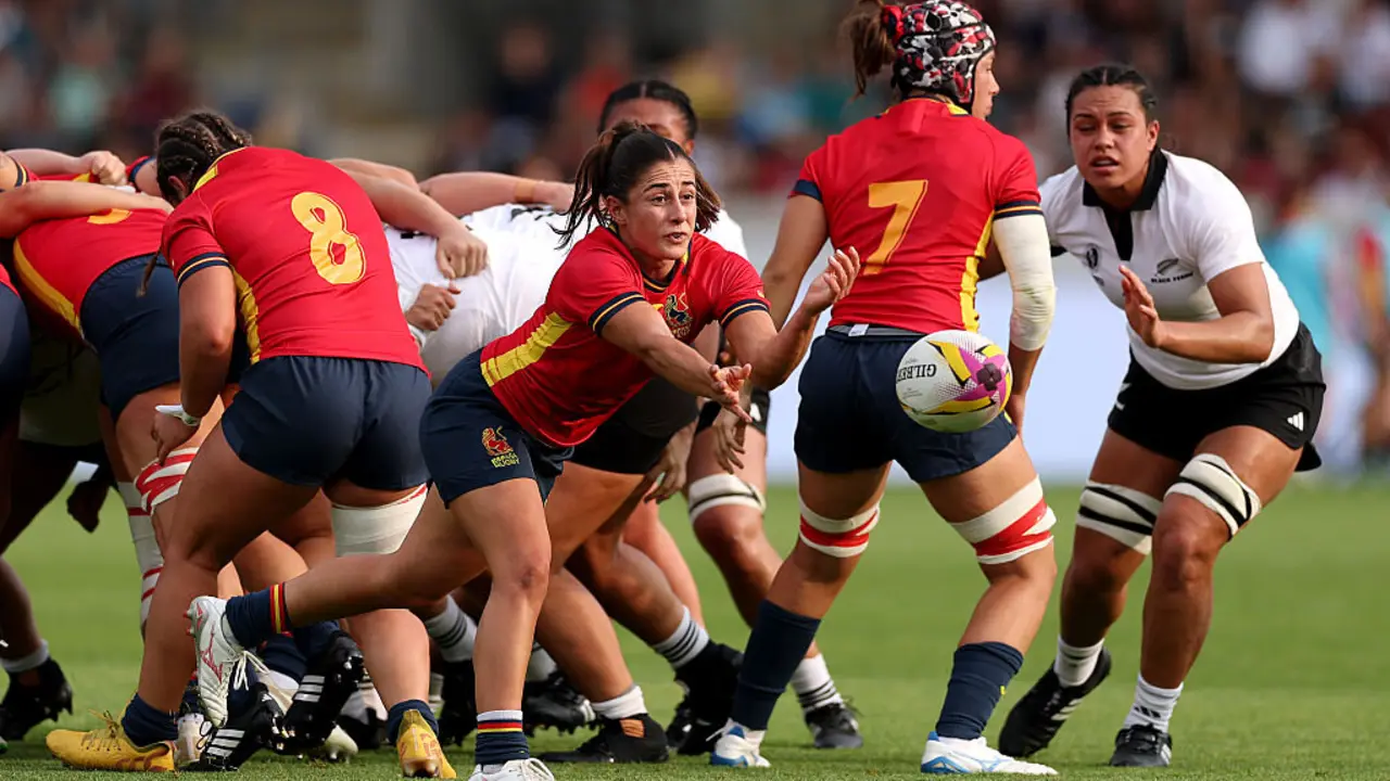 Las chicas del equipo espa&ntilde;ol de Rugby en un entrenamiento. / X