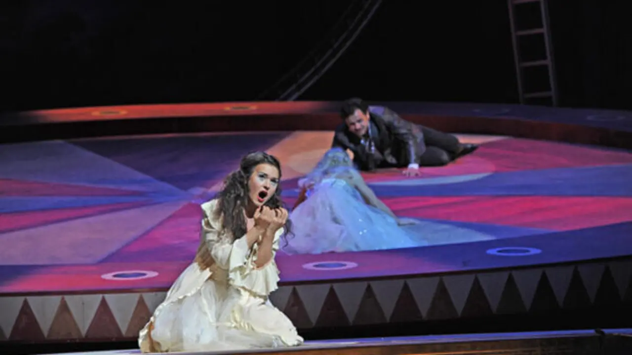 puesta en escena de 'La Traviata' de Verdi bajo la direcci&oacute;n de bajo la direcci&oacute;n esc&eacute;nica de Rolando Villaz&oacute;n. / x