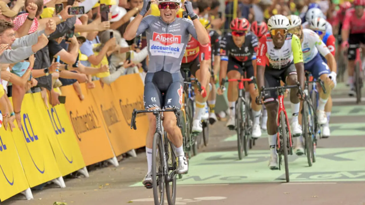 El ciclista Jasper Philipsen cruza la l&iacute;nea de meta. / x