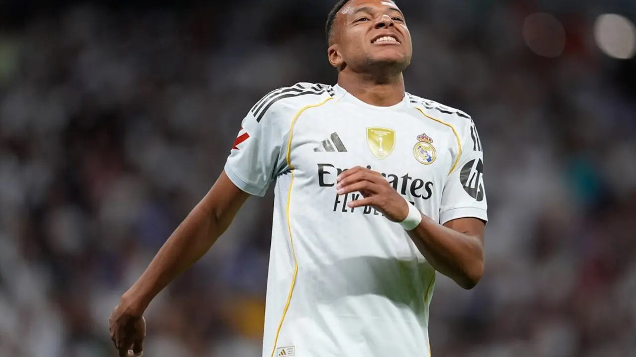 Kylian Mbappe se lamenta tras un fuera de juego. / EP