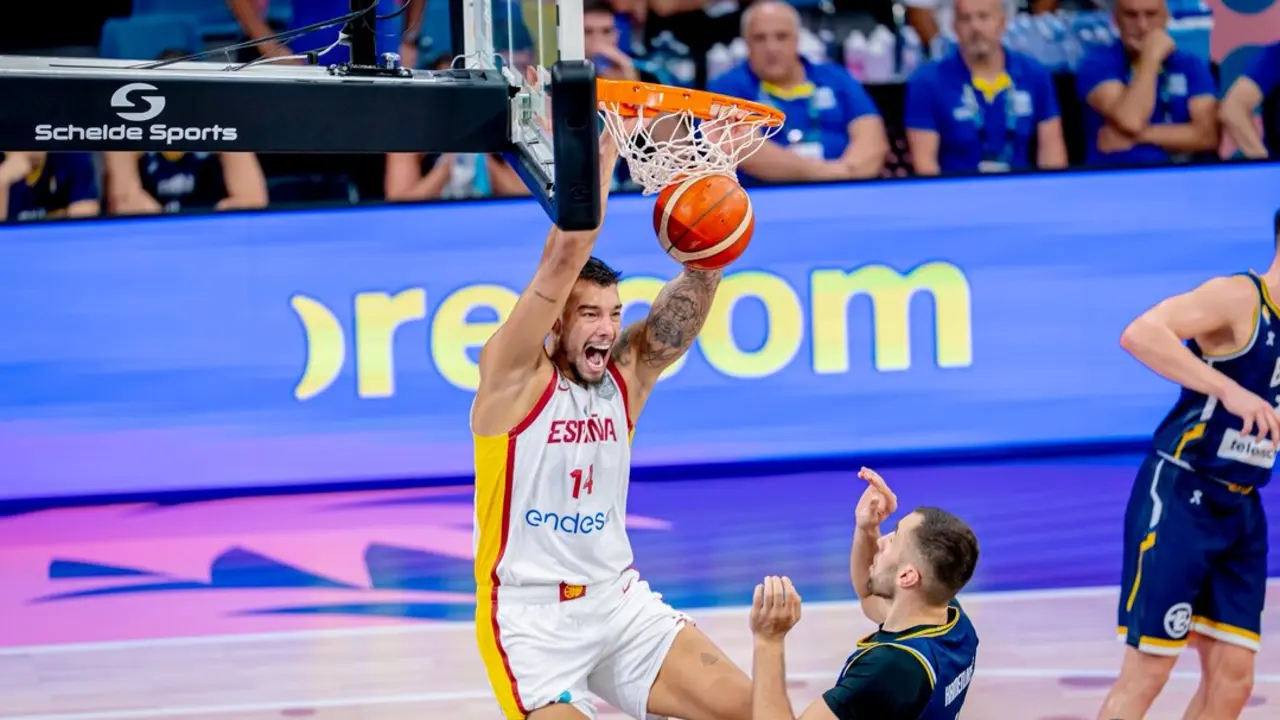 Willy Hernang&oacute;mez durante el partido ante Bosnia. / BaloncestoESP