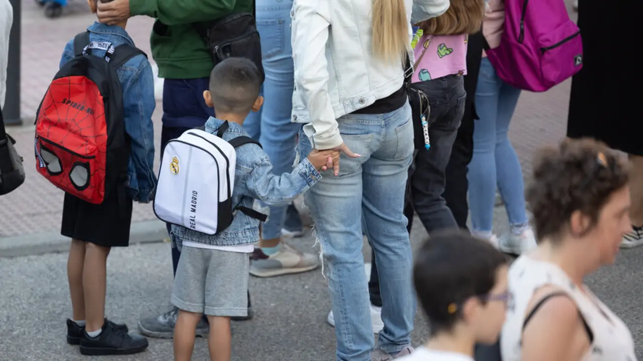 Varios ni&ntilde;os esperan para entrar al colegio el primer d&iacute;a del curso escolar. / Eduardo Parra